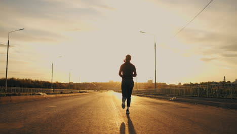 Morgenjoggen-Einer-Jungen-Sportlerin,-Die-Auf-Der-Straße-Am-Rande-Der-Stadt-Läuft